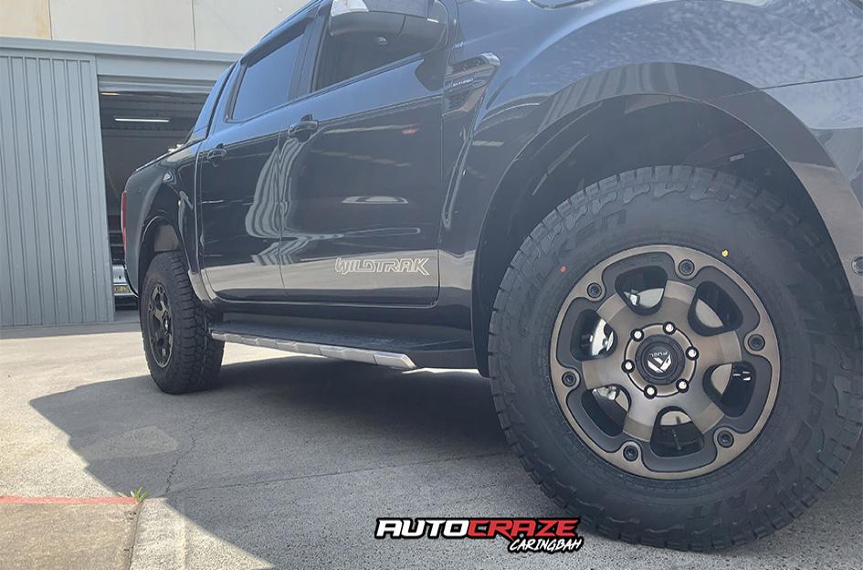 FORD RANGER BEAST BLACK MACHINED WITH DARK TINT